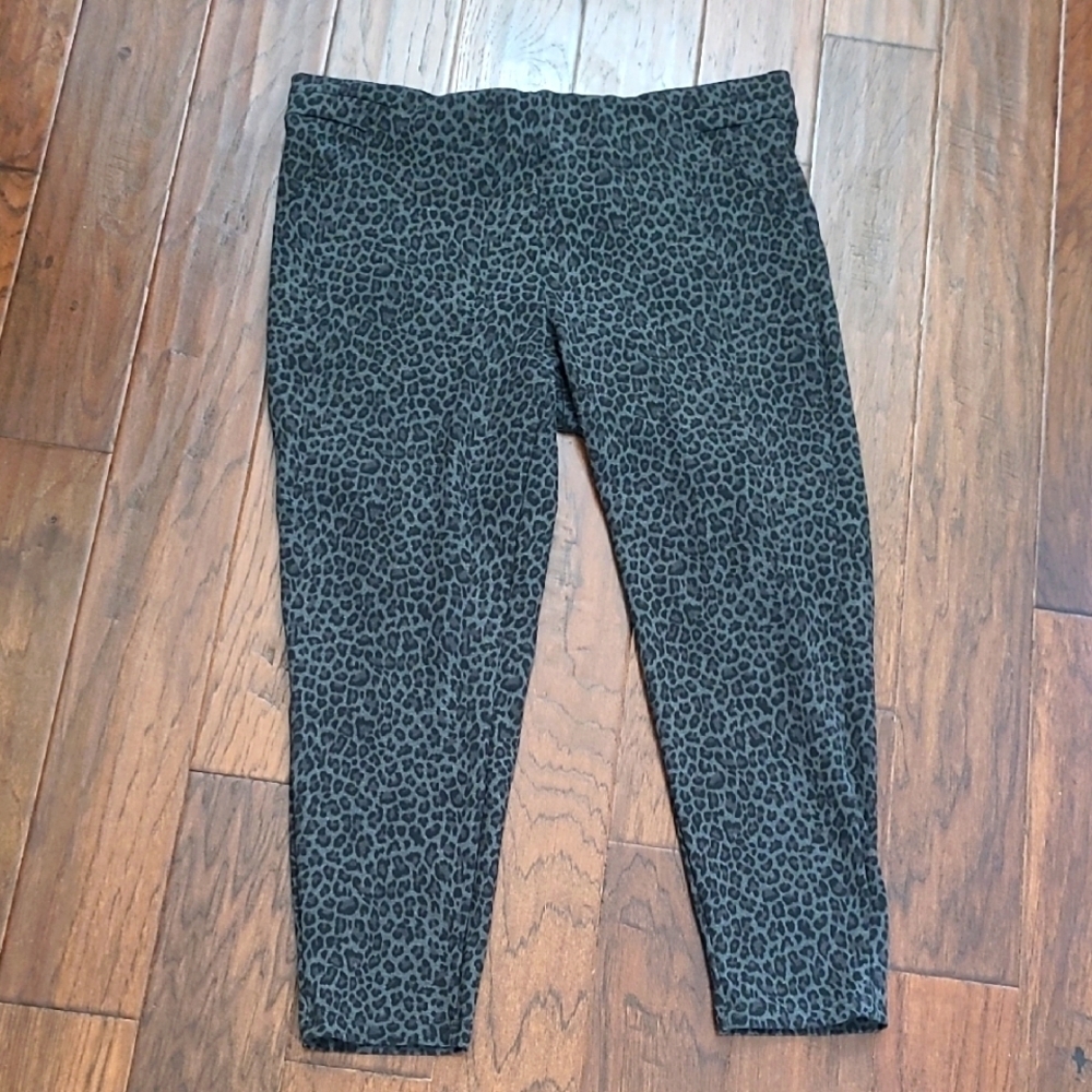 Avenue Black Pullon Animal Print Pants size 18/20